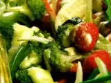 Receita Salada de folhas com legumes e morango