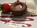 Receita Petits gateaux de chocolate com gelado e morangos