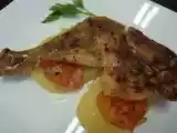 Receita Coxa e sobrecoxa assadas sobre batatas, tomates e alho poró