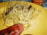 Receita Salsichas frescas grelhadas e esparguete com pesto, cogumelos e tomate seco