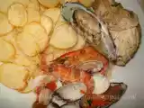 Receita Frango do campo rodeado de gambas, ameijoa e mexilhão, acompanhado de batata saute...