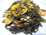 Receita Linguine al nero di sepia com marisco, ervilhas e espargos verdes