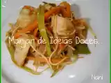 Receita Cubos de pescada com massa chinesa e juliana de legumes