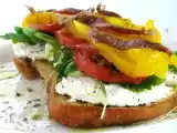 Receita Bruschetta de requeijão, rúcula, tomate, pimento e anchovas