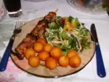 Receita Espetadas de perú com salada gourmet e batatas noisettes