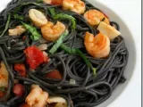 Receita Espaguete nero di sepia com camarões e anéis de lula