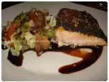 Receita Salmão com crosta de gergelim, molho teriyaki e legumes