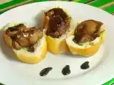 Receita Falsa bruschetta com fígado de frango, pesto de sálvia e redução de balsâmico