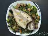 Receita Dourada grelhada com couves salteadas e broa