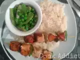 Receita Espetadas de salmão e perca & salda quente de alface e ervilhas