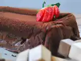 Receita Bolo de chocolate cremoso com morangos