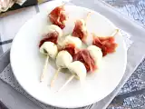 Receita Espetinhos de mussarela, presunto cru e tomate seco