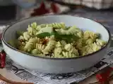 Receita Salada de macarrão com pesto de curgete (abobrinha), mozzarella e tomate seco