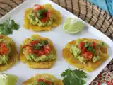 Receita Patacones colombianos (bananas verdes fritas) com molho hogao e guacamole