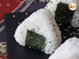 Onigiri de atum, o pequeno sanduíche triangular de arroz japonês - おにぎり