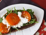 Receita Torrada com damascos assados, rúcula e burrata