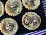 Receita Mini folhados de halloween com cogumelos e queijo cremoso