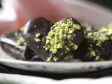 Receita Corações de bolacha banhados em chocolate que derretem na boca e encantam à primeira mordida
