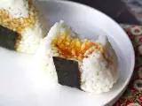 Receita Onigiri com gemas de ovo curadas no molho de soja