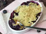 Receita Crumble de mirtilos irresistível: crocante de amêndoas por cima e recheio intensamente suculento