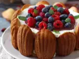 Receita Charlotte de frutas vermelhas com creme de mascarpone e madeleines