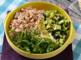 Receita Salada de macarrão orzo com salmão e curgete (abobrinha)