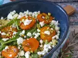 Receita Salada de cuscuz pérola com damascos (alperces) assados, queijo feta e rúcula
