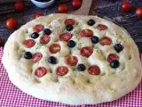 Receita Focaccia caseira com tomate-cereja, azeitonas e orégãos