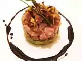 Receita Tartar de atum com abacate, chips de alcachofras e molho tarê.