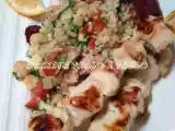 Receita Espetinhos de frango grelhado com salada de cuscuz e vegetais