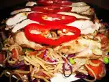 Receita Coxas de frango com paprica e gengibre numa cama de salada quente de noodles