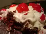 Receita Bolo de chocolate com cobertura de brigadeiro, morangos e chantilly