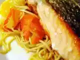 Receita Salmão crocante, noodles e redução de laranja