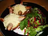 Receita Salsichas chipolatas de rosmaninho com batata assada no forno em duplo com salada
