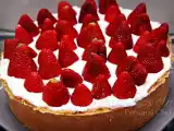Receita Torta de mousse de chocolate com borda crocante e cobertura de merengue com morangos