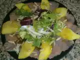 Receita Salada de alfaces com salmão fumado, amendoas, manga e vinagreta