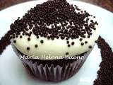 Receita Cupcake de chocolate com gotas e cobertura de cream cheese (com foto)