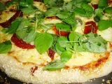 Pizza de tomate seco, queijo de búfala e manjericão