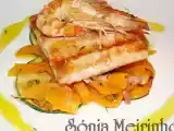 Receita Salmão e camarão grelhado em cama de legumes
