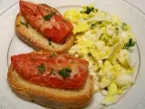 Receita Ovos mexidos com ervas frescas e torrada com tomate