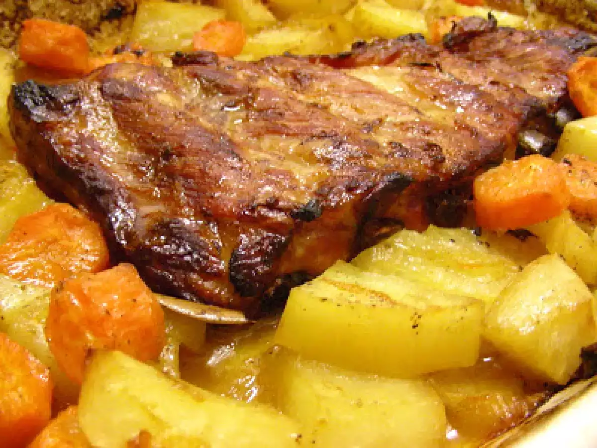 Receita Entrecosto assado no forno com batatas e cenoura regado com sumo de laranja