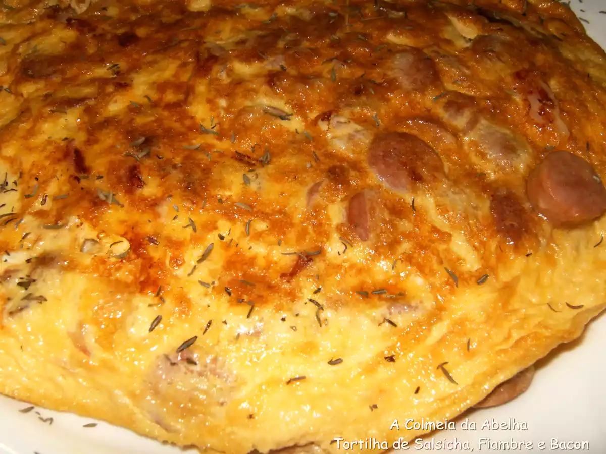 Tortilha de salsicha, fiambre e bacon