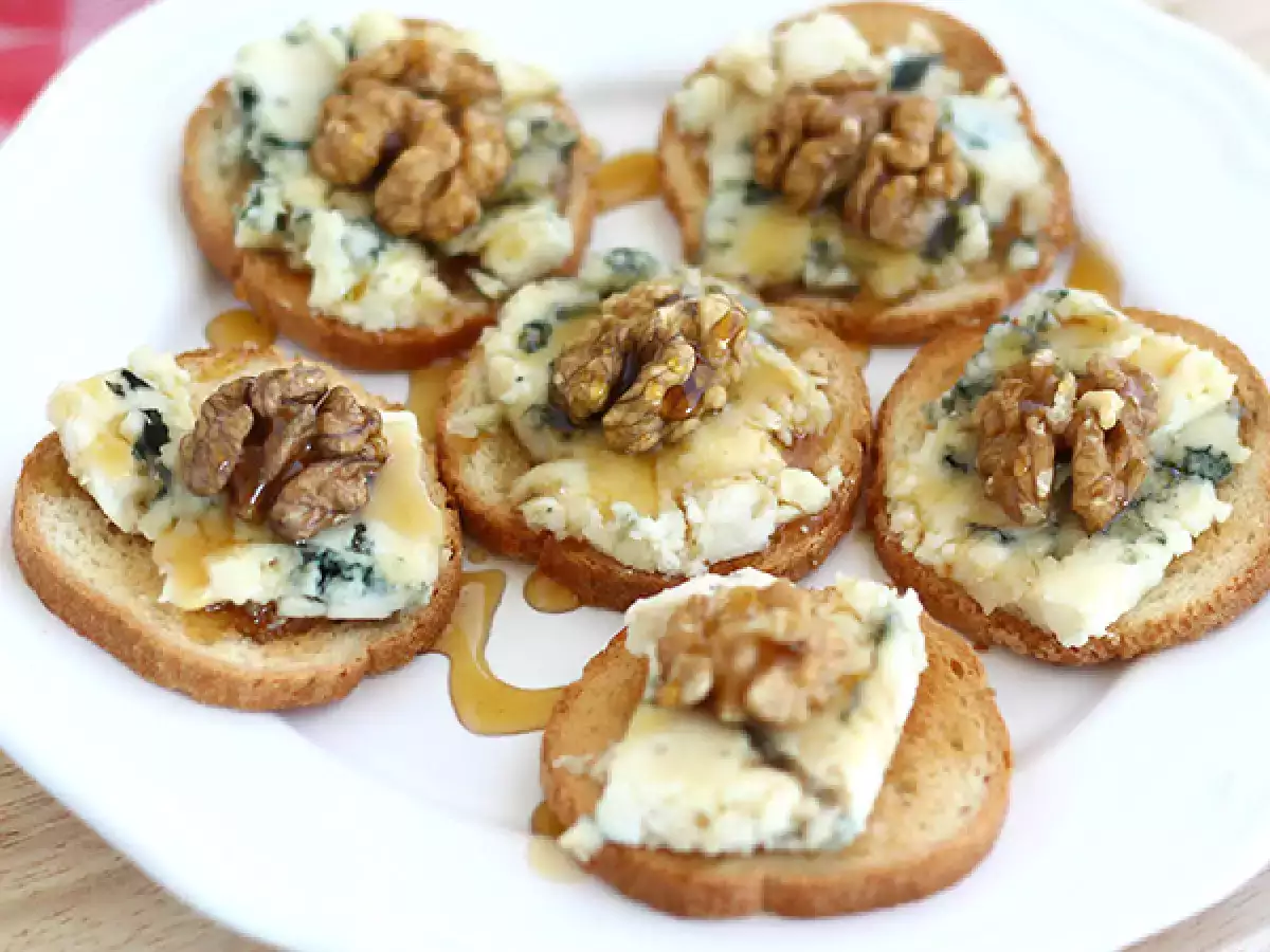 Receita Tostas/ torradas com roquefort, nozes e mel