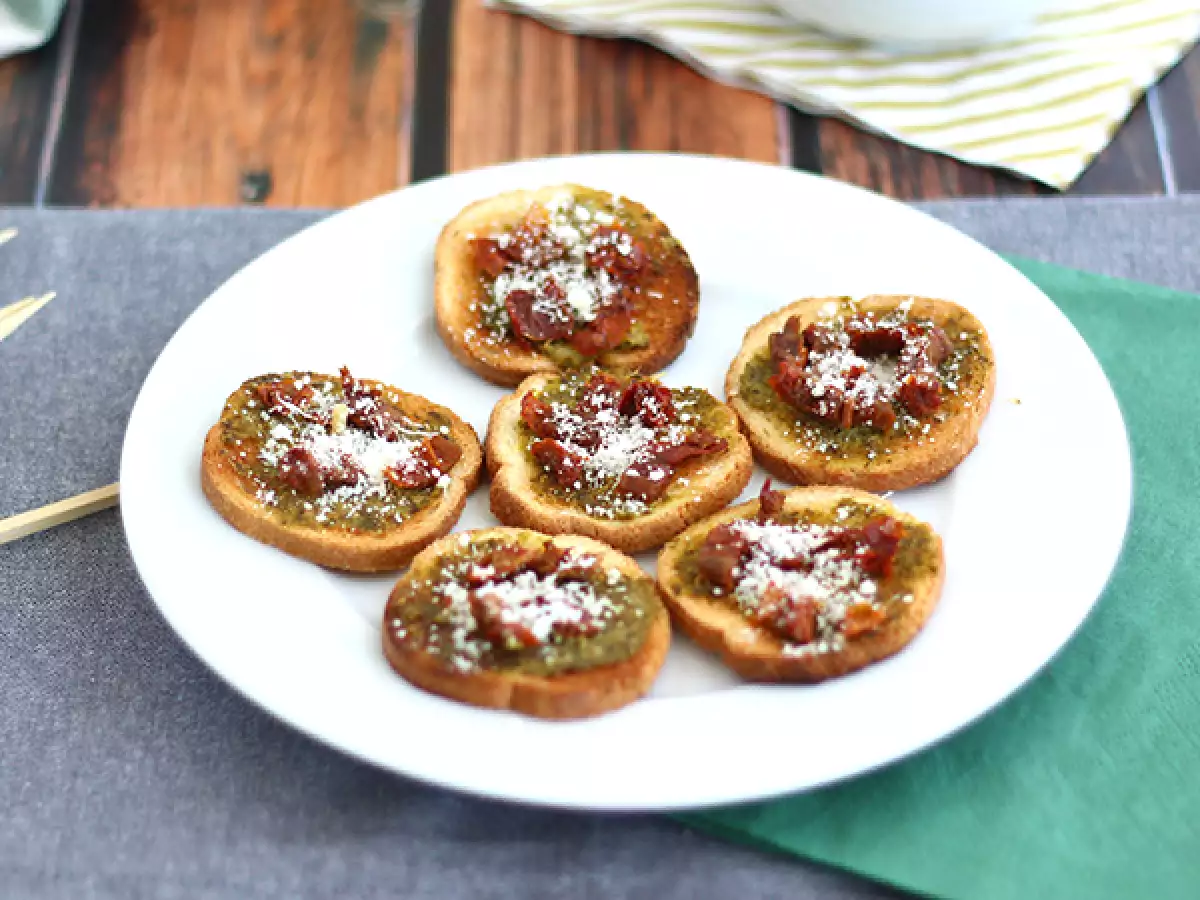 Receita Tostas/torradas de pesto, parmesão e tomates secos