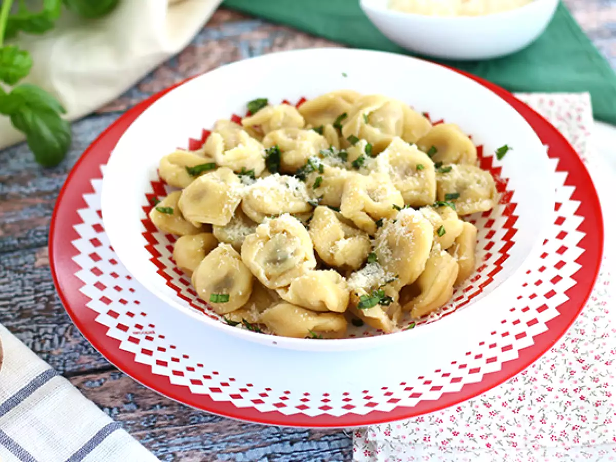 Receita Tortellini recheado com parmesão, presunto cru e manjericão