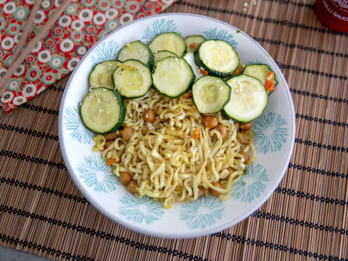 Receita Noodles com grão-de-bico tostado e curgete (abobrinha)