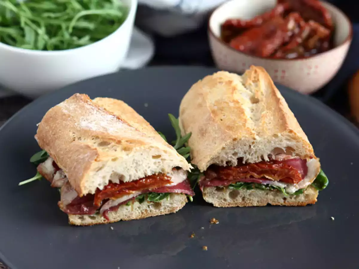 Receita Sanduíche de pato defumado, tomate seco e rúcula.