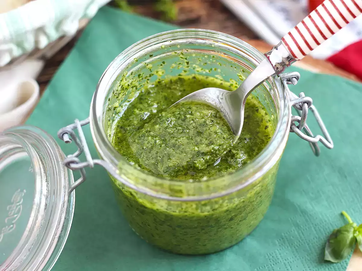 Receita Molho pesto caseiro: receita fácil e rápida com manjericão