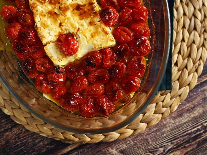 Macarrão com queijo feta assado - baked feta pasta