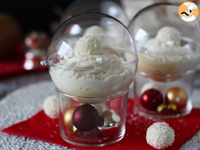 Creme raffaello servido em bola de natal